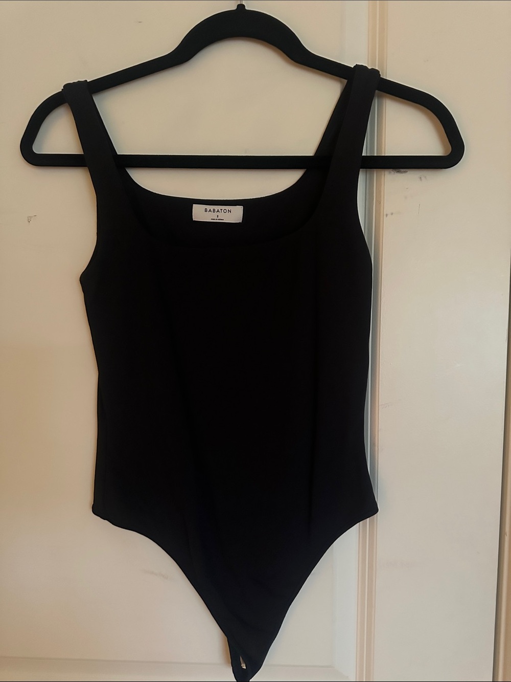 : Aritzia Babaton Black Scoop-Neck Stretch Bodysuit
